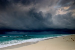 Maltempo, tromba d'aria in spiaggia a Civitanova. Ecco lo spaventoso video!