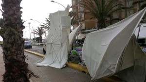 Maltempo, tromba d'aria in spiaggia a Civitanova. Ecco lo spaventoso video!