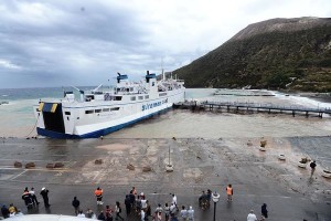 Maltempo, nave Siremar si scontra con la banchina a Vulcano