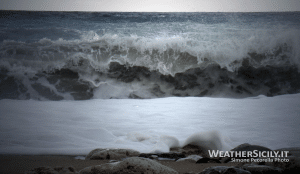 Burrasca sul mar Tirreno: Eolie e Ustica isolate