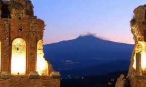 Sicilia, si risveglia l'Etna: situazione sotto controllo (VIDEO)