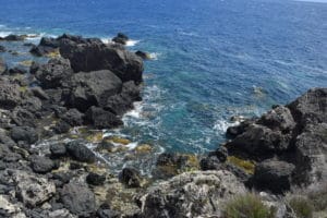 Rocce basaltiche a contatto con l'acqua cristallina