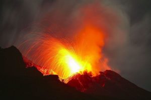 Sicilia, torna in piena attività lo Stromboli. Video e foto