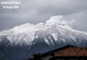 Sicilia, la cima dell'Etna si imbianca in pieno giugno