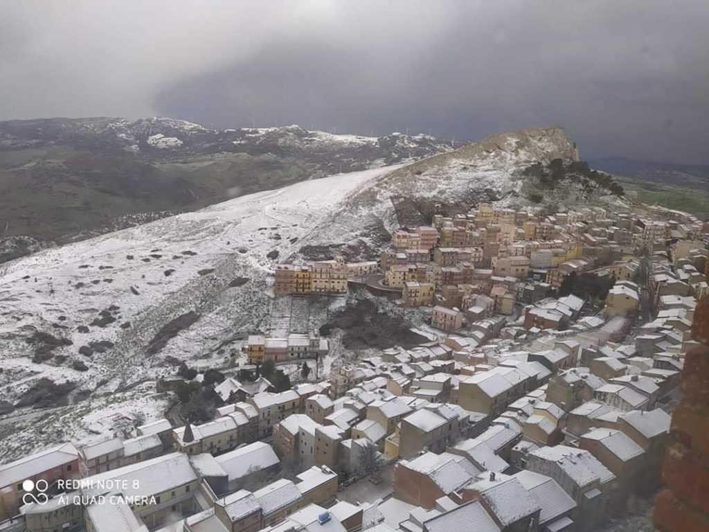 Sicilia: fiocca fin i 400 m, accumuli dai 700/800 m. Quota neve in calo in serata.