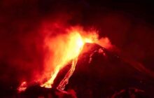 Sicilia, l'Etna si tinge di rosso: attività esplosiva e trabocco lavico ancora in corso.