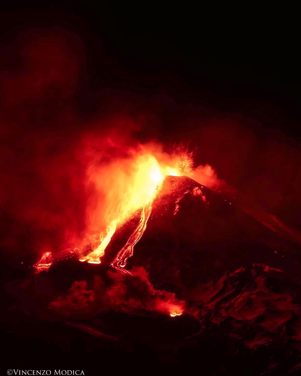 Sicilia, l'Etna si tinge di rosso: attività esplosiva e trabocco lavico ancora in corso.