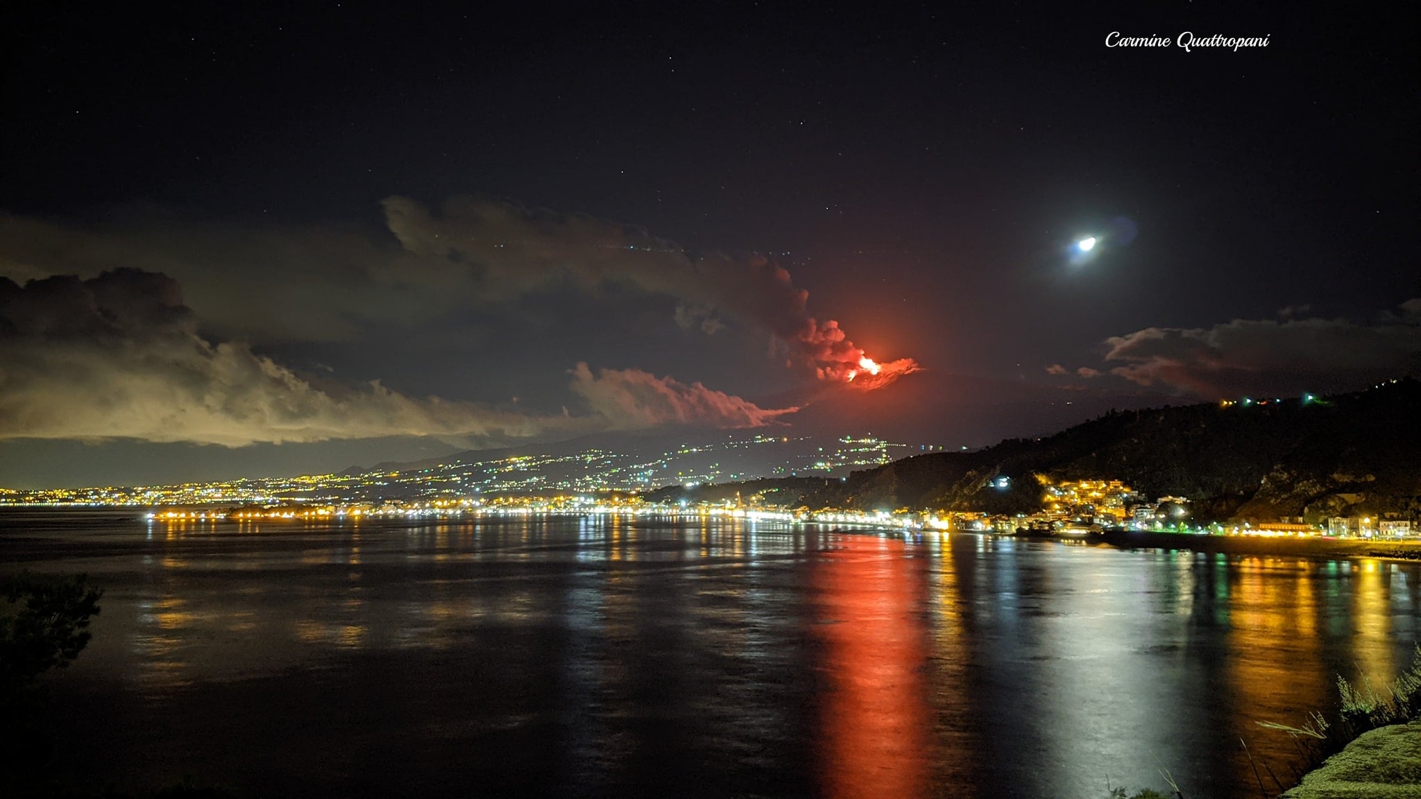 Cartoline dalla Sicilia: l'eruzione dell'Etna da Giardini Naxos.