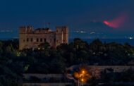 Etna: l'eruzione fotografata all'alba dal villaggio Dingli, Malta.