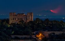 Etna: l'eruzione fotografata all'alba dal villaggio Dingli, Malta.