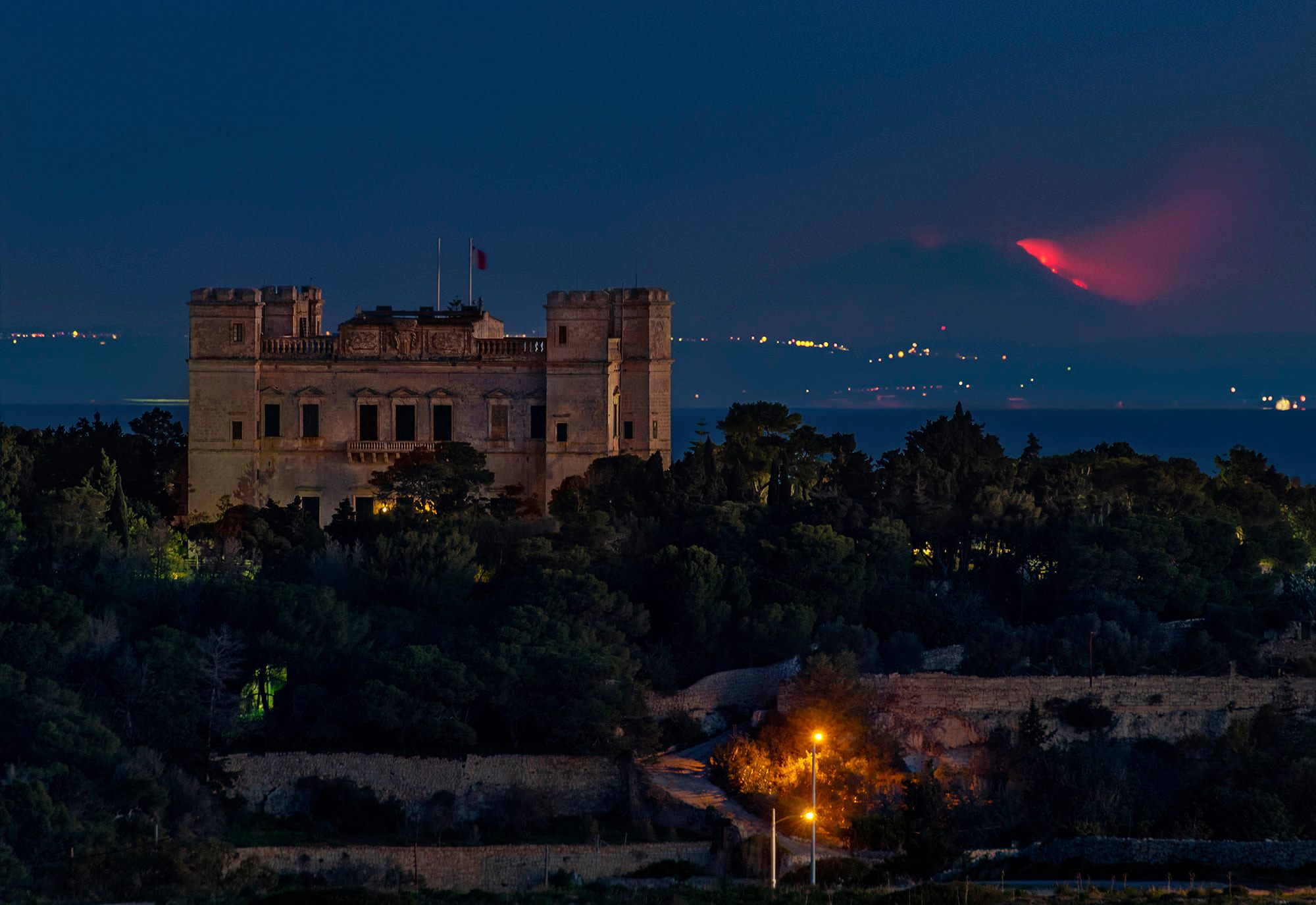 Etna: l'eruzione fotografata all'alba dal villaggio Dingli, Malta.