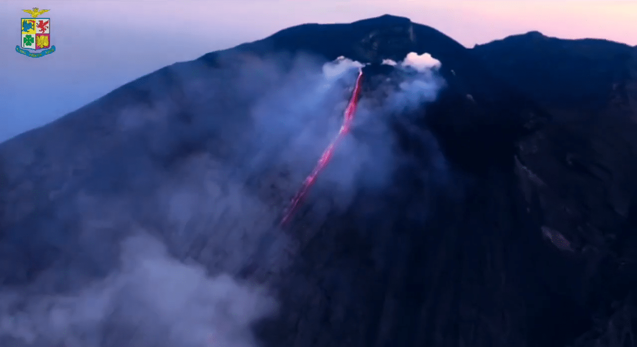 Sicilia, Stromboli: riprese del trabocco lavico da un elicottero - VIDEO