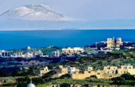 L'Etna fotografata da Malta: il suggestivo scatto che affascina e fa discutere il web.