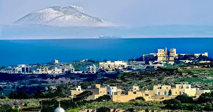 L'Etna fotografata da Malta: il suggestivo scatto che affascina e fa discutere il web.