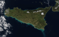 Sicilia, splende il sole: dal satellite appare la neve caduta in montagna.