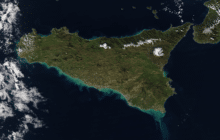 Sicilia, splende il sole: dal satellite appare la neve caduta in montagna.