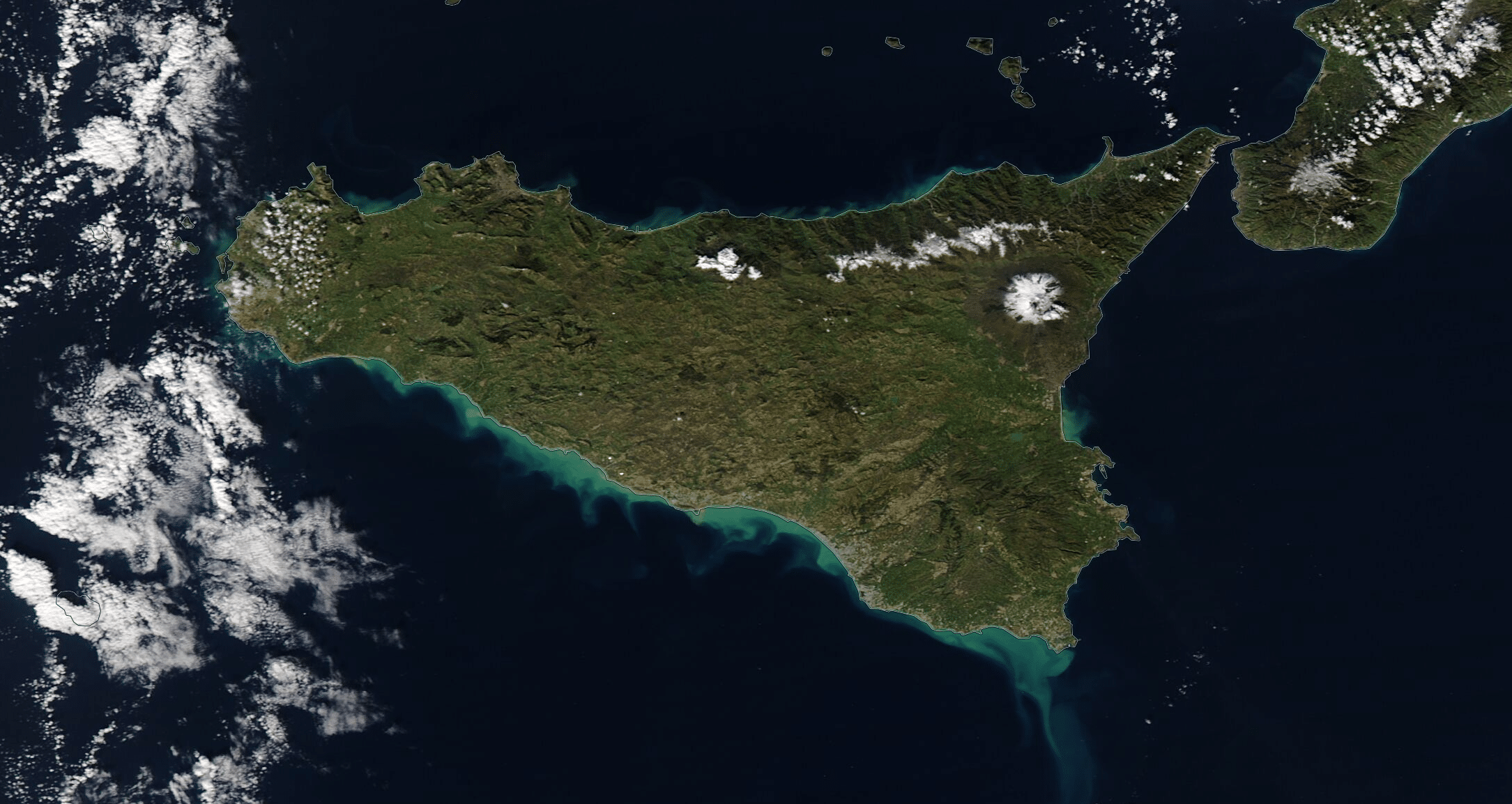 Sicilia, splende il sole: dal satellite appare la neve caduta in montagna.