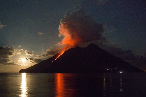 Sicilia, Stromboli:  trabocco lavico. DIRETTA STREAMING