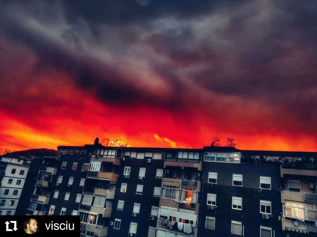 Sicilia, tramonto infuocato a Palermo: il cielo si tinge di rosso. Boom di foto nel web.