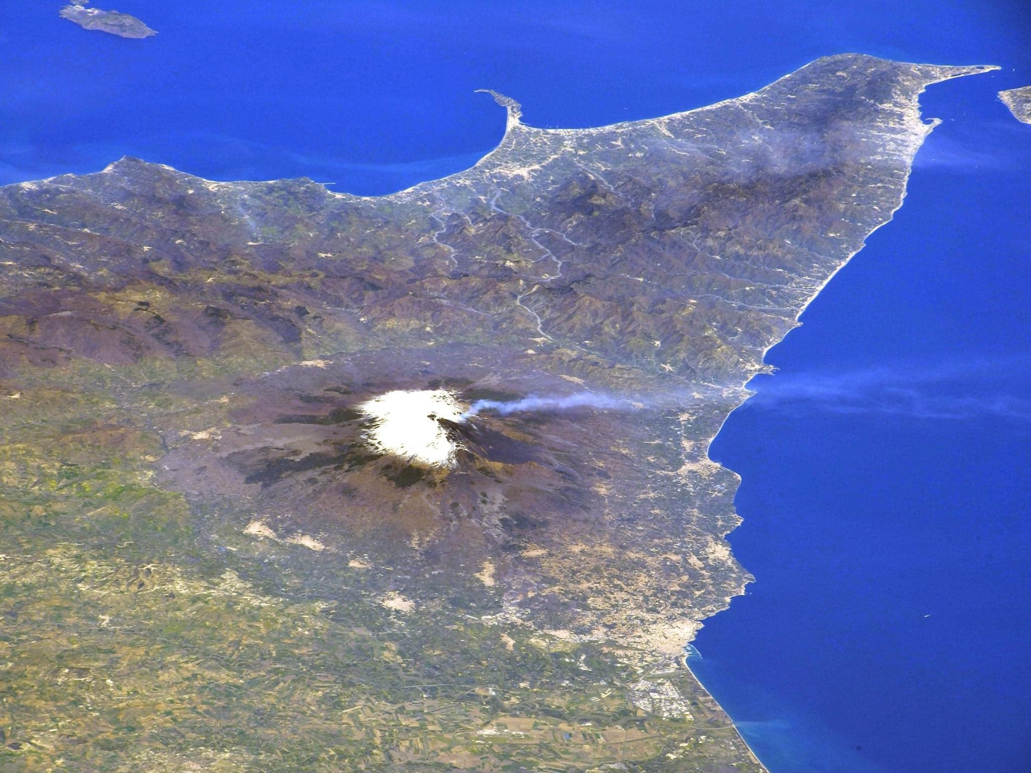 Sicilia: l'astronauta giapponese Soichi Noguchi fotografa l'Etna dalla stazione spaziale.