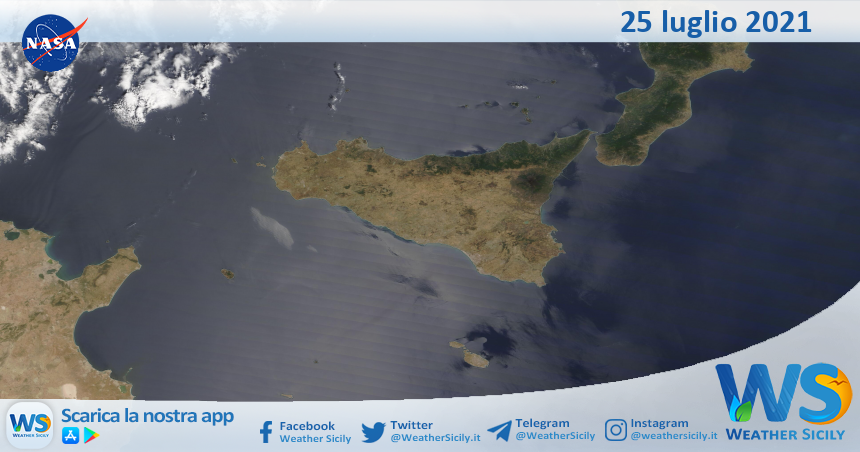Sicilia: immagine satellitare Nasa di domenica 25 luglio 2021