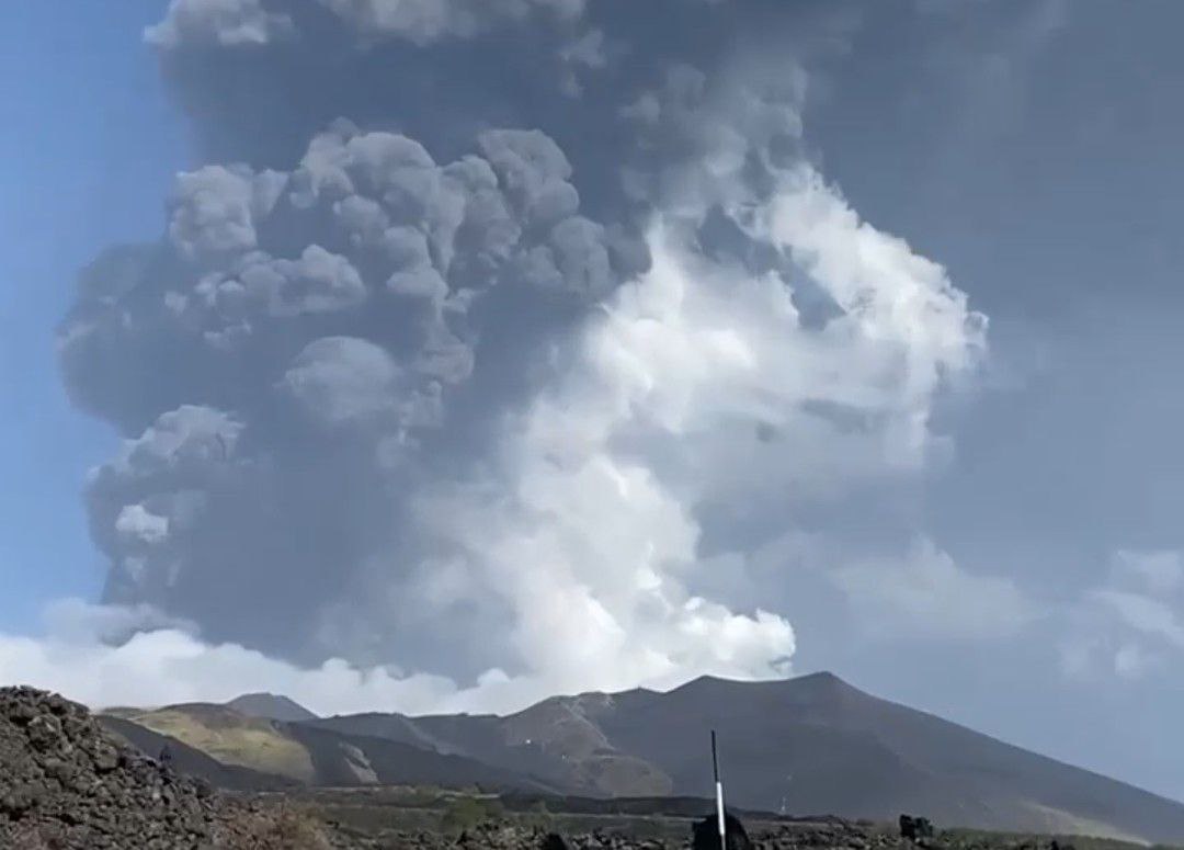 Eruzione Etna e caduta lapilli - 23 ottobre 2021 (VIDEO)