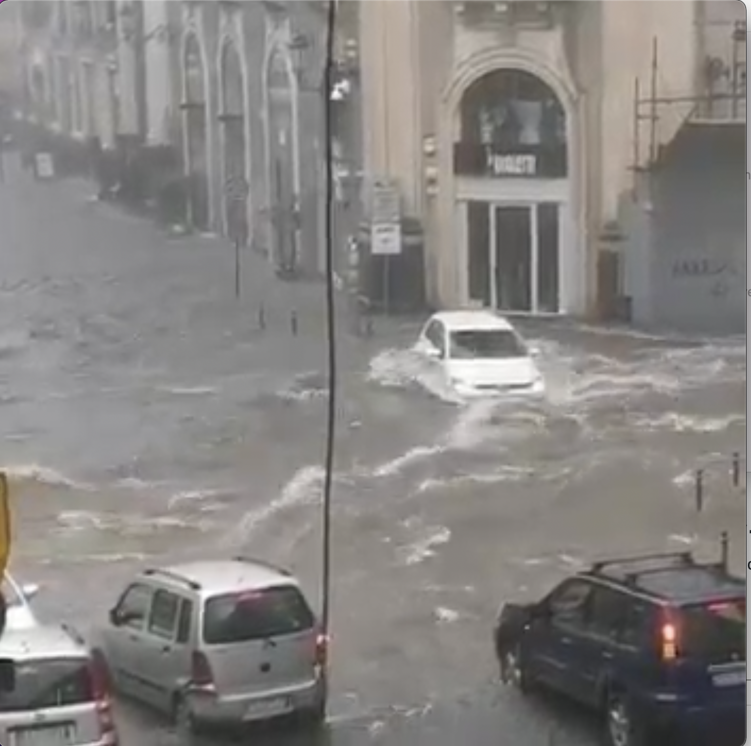 Catania: Allagamenti in città, auto trascinate in pieno centro (VIDEO)