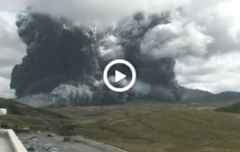 Il vulcano attivo più grande del Giappone, il Monte Aso, erutta. VIDEO