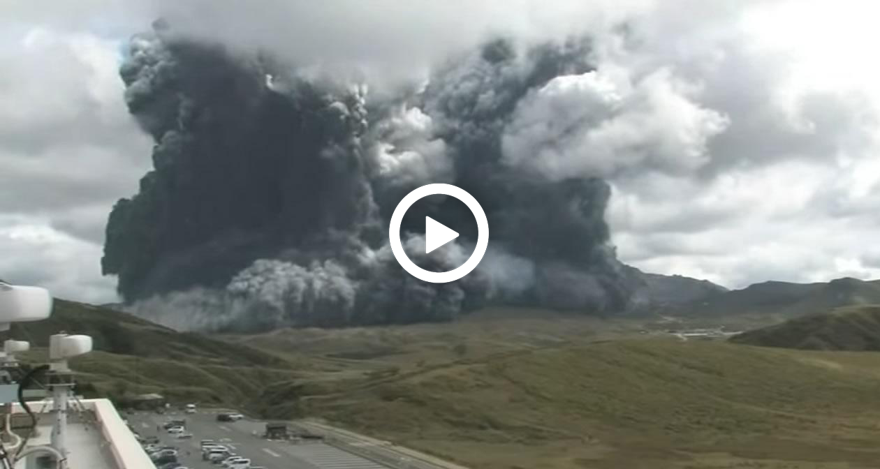 Il vulcano attivo più grande del Giappone, il Monte Aso, erutta. VIDEO