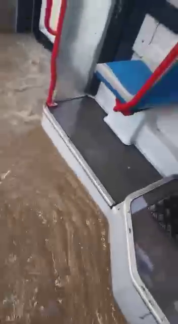 Catania, acqua invade autobus in città (VIDEO)