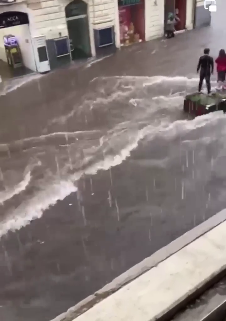 Catania: cittadini si rifugiano al primo piano (VIDEO)