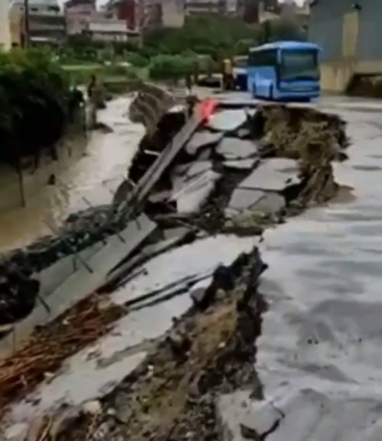 Sicilia: crollo strada a Scordia (VIDEO)