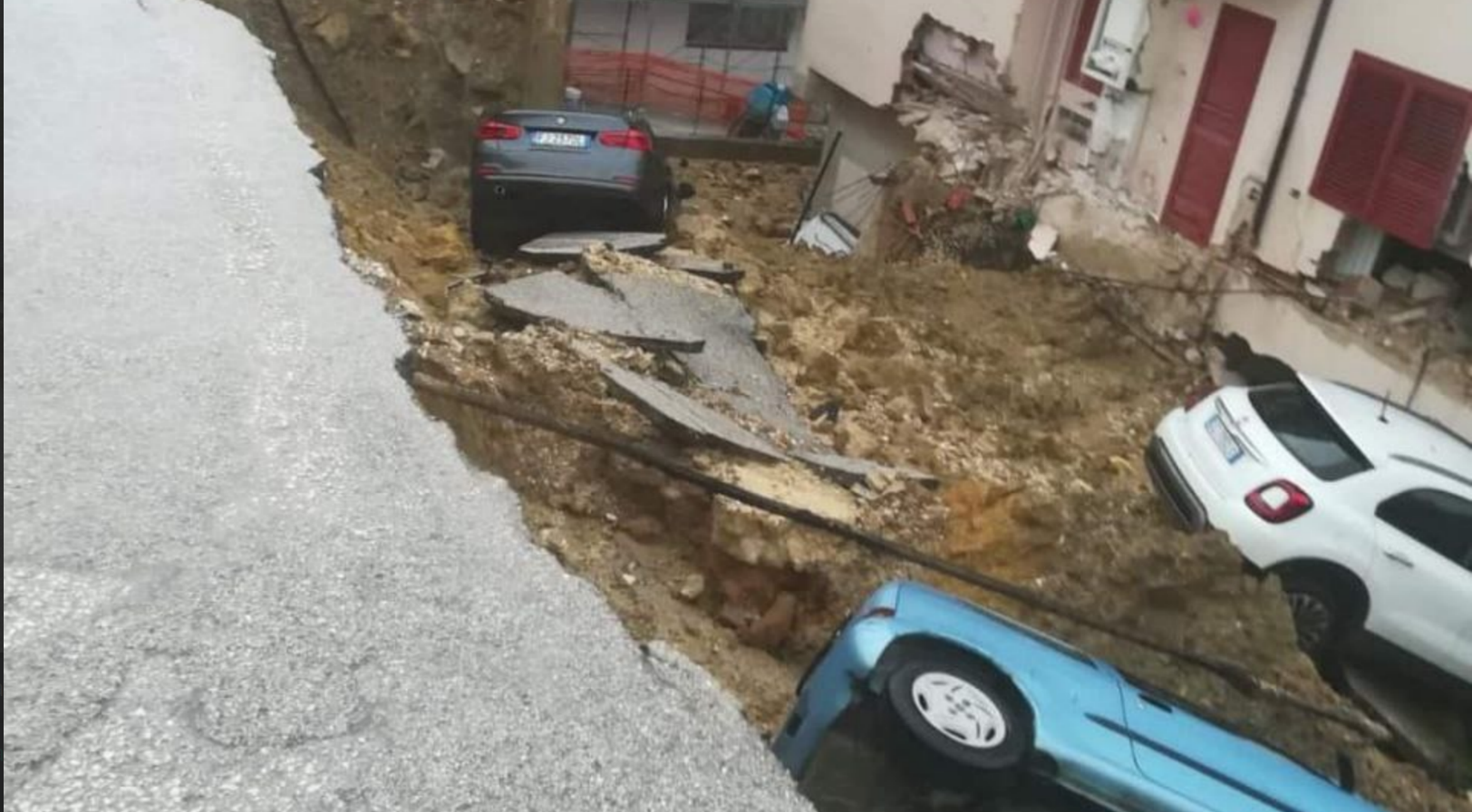 Alluvione a Sciacca: auto inghiottite dalla frana  (VIDEO)