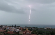 Maltempo in Sicilia, temporale su Capaci: spettacolare saetta ripresa in mare. VIDEO
