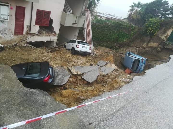 Alluvione Sciacca: detriti e auto distrutte dal fango - VIDEO