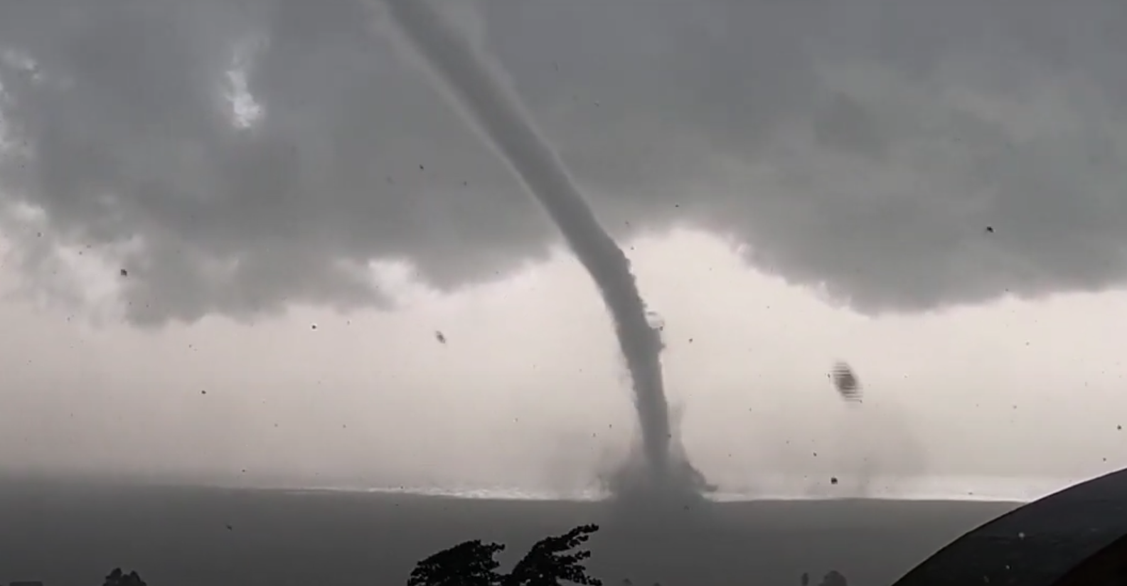 Sicilia, tromba marina a Sciacca: le suggestive immagini - VIDEO