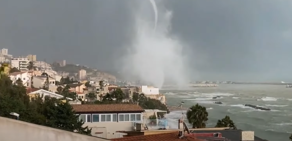 Sicilia, tromba marina a Sciacca: l'impatto sul porto - VIDEO