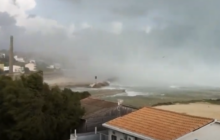 Sicilia, tromba marina a Sciacca: le immagini dell'arrivo in spiaggia - VIDEO