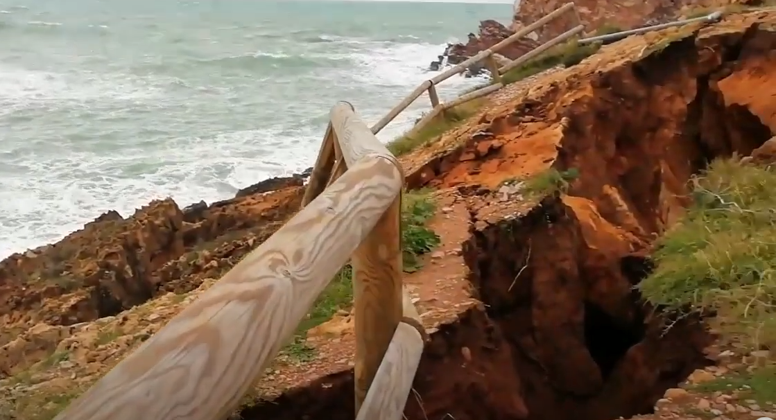 Terrasini, frana a Cala Rossa: crolla parte del costone - VIDEO