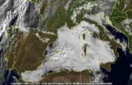 1 Gennaio: il Mediterraneo si sveglia sotto una fitta coltre di nubi basse.