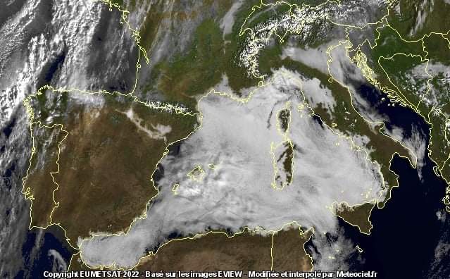 1 Gennaio: il Mediterraneo si sveglia sotto una fitta coltre di nubi basse.