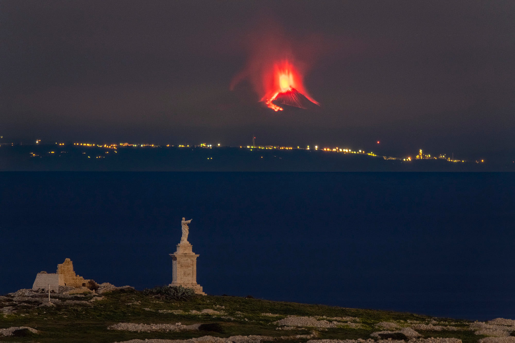 Etna: l'eruzione si è vista anche da Malta. L'evento immortalato dal fotografo Daniel Cilia.