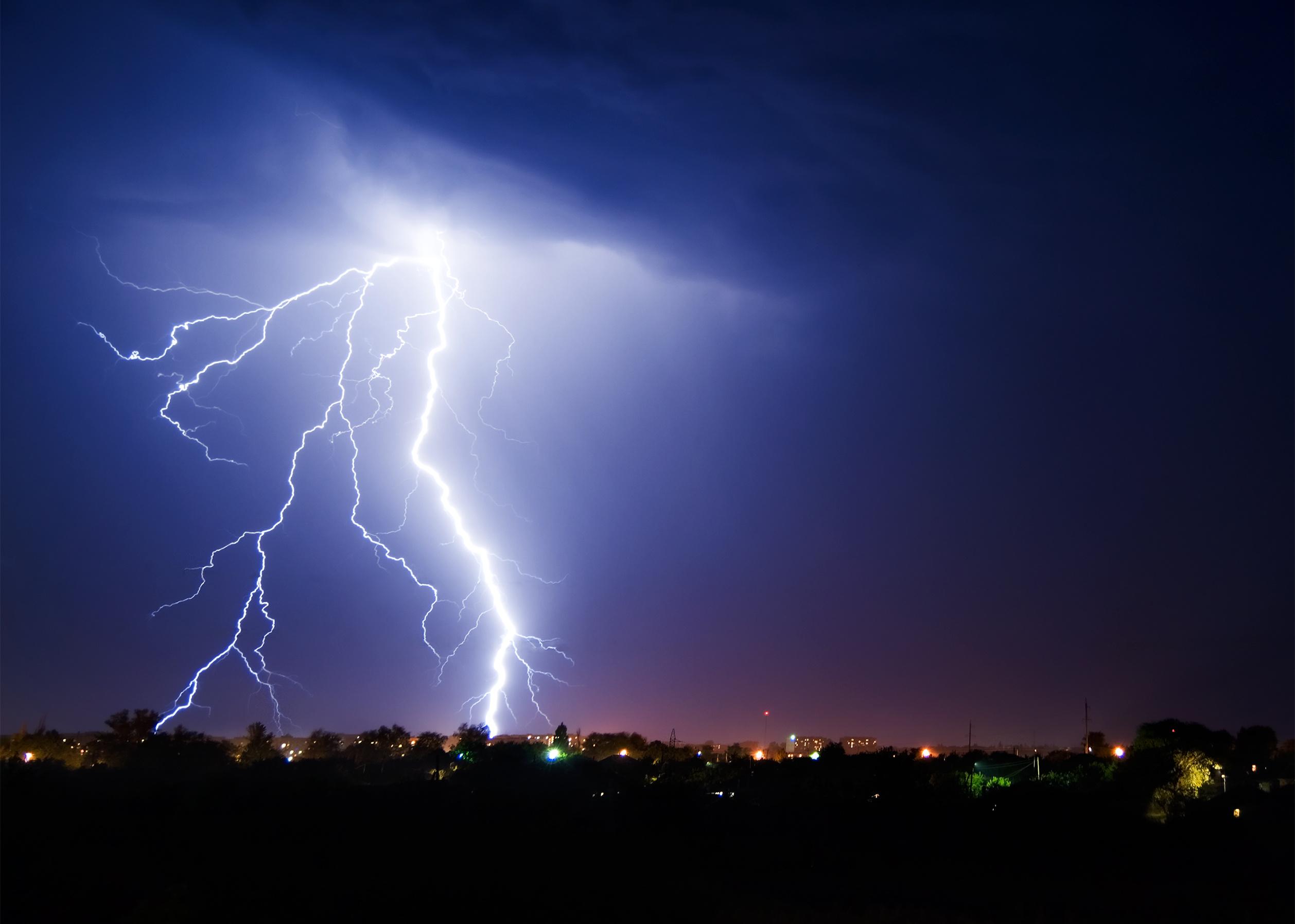 Sicilia: temporali e precipitazioni in atto sul basso Tirreno.