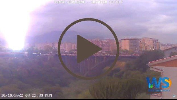 Meteo Sicilia: fulmine cade a Palermo nei pressi del ponte Corleone con albero in fiamme! Video