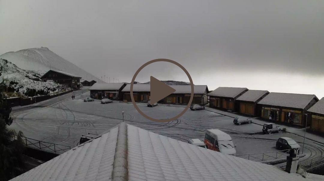 Meteo Sicilia: prima neve stagionale sull'Etna al rifugio Sapienza -VIDEO-