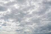 Meteo Siracusa: domani lunedì 26 Febbraio molto nuvoloso per velature, previste forti raffiche di vento.
